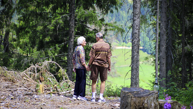 Nainen ja mies metsässä