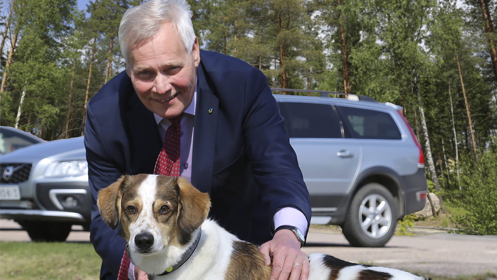 Antti Rinne koiransa kanssa