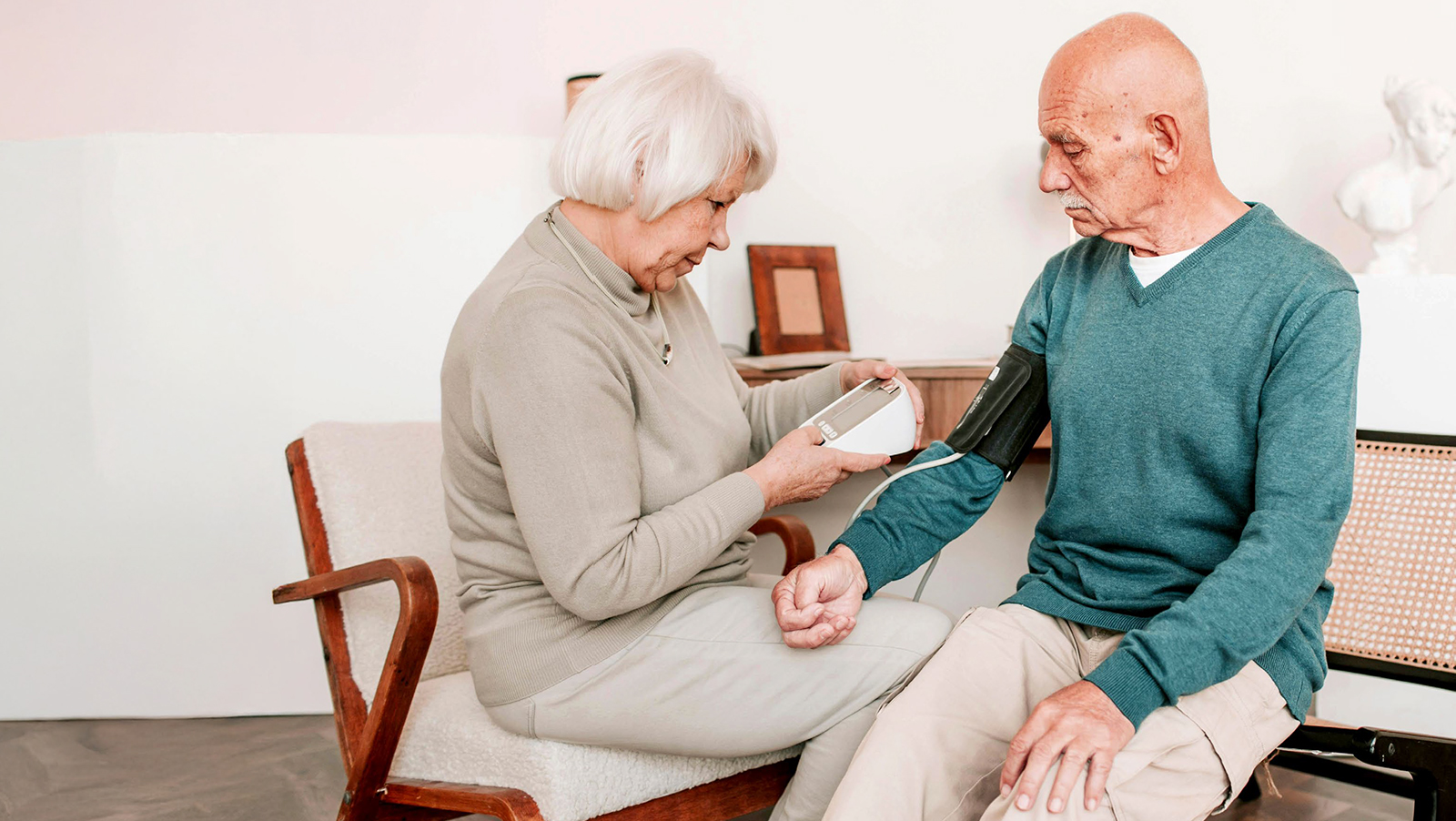 nainen mittaa miehen verenpainetta