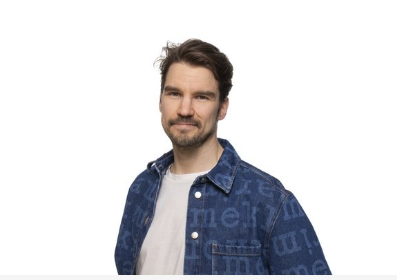 hymyilevä tummatukkainen viiksekäs mies
