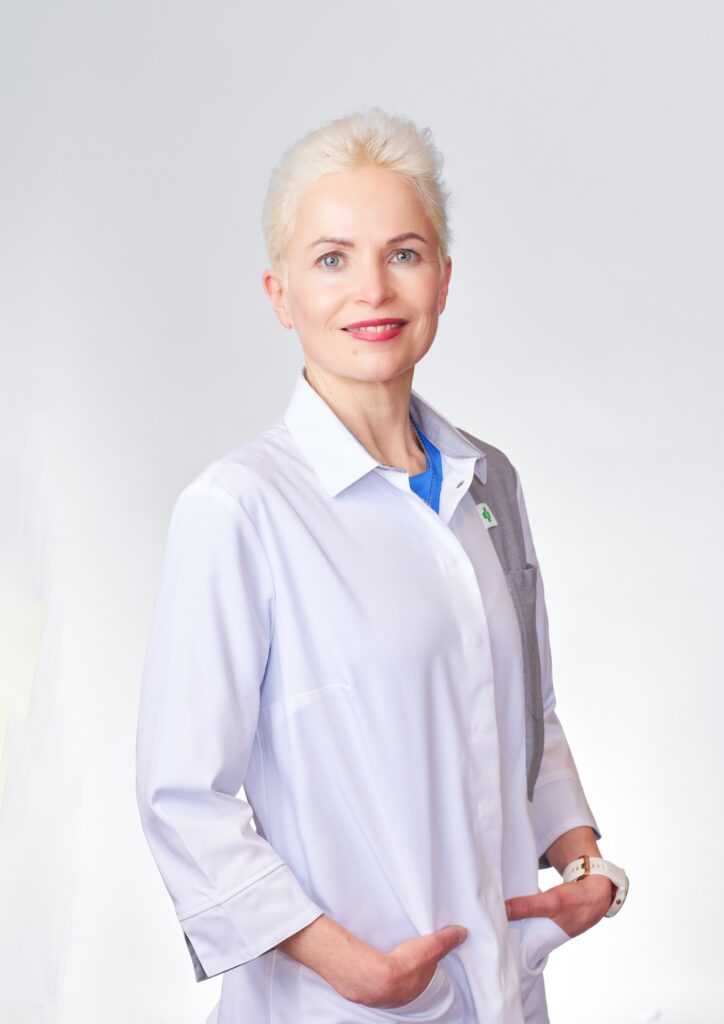 vaalea hoikka nainen